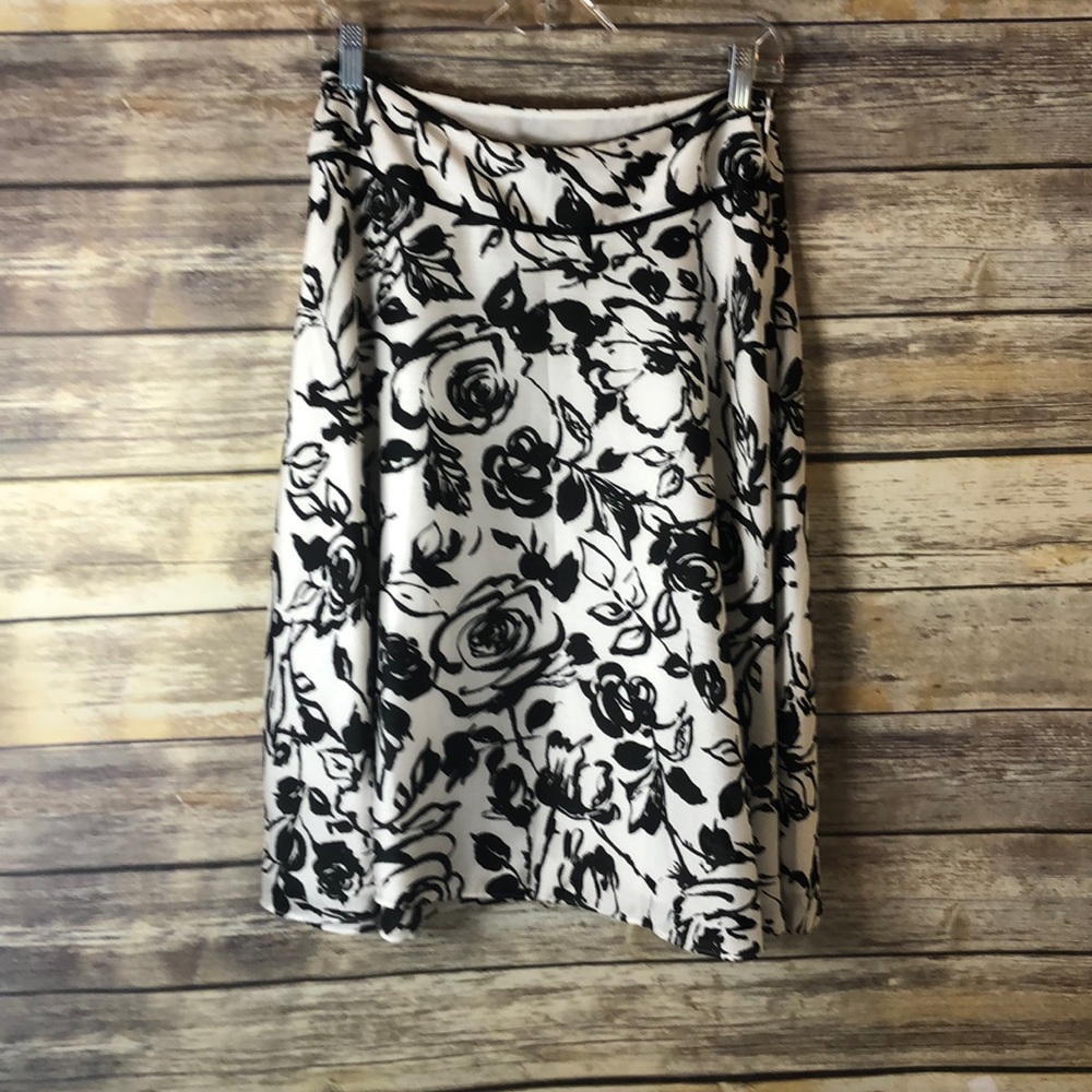 Ann Taylor skirt 4 black and white roses